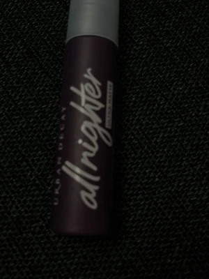 Setting spray  - Urban Decay All Nighter Face Mist. Endast testad en gång. Mycket kvar i . Mini variant att testa på eller ha med på resan. 