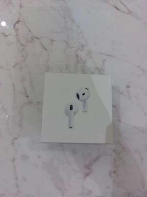 AirPods 4 - Säljer ett par Apple AirPods 4. Säljer för att de inte passar mina öron. Finns brusreducering.