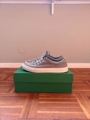Diemme Marostica Low Sneaker - Snygga sneakers från Diemme. Modellen heter Marostica Low Sneaker och kostar 3799:- nytt. De är varsamt använda och har inga större defekter. Köpta på Careofcarl. Allt på sista bilden ingår såklart:) Finns fler bilder så hör av er vid funderingar eller liknande!