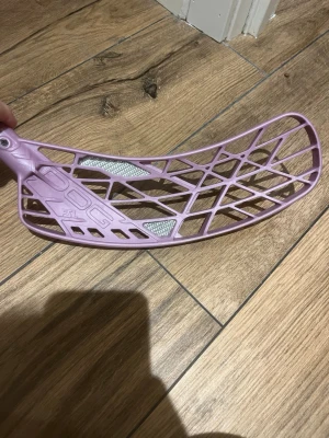 Innebandyblad - Oxdog fsl blad i plasten mbc2 (PP)jättelite använt som man ser på bilderna. Ordinarie pris 400kr. Säljaren står ej för någon slags kompensation om bladet skulle gå sönder efter köpet.