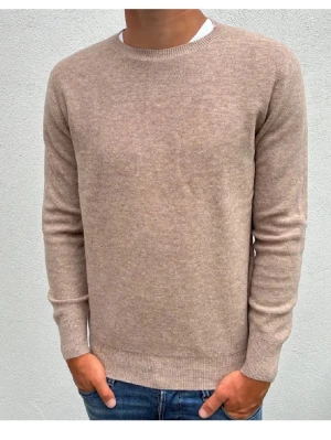 Kashmir tröja - Säljer en stilren beige kashmir tröja i superbra skick, sitter extremt bra och är väldigt skön. Aldrig tvättad, bara att skriva vid frågor!