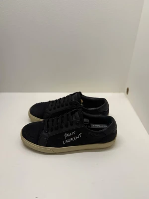  Saint Laurent skor - Säljer ett par tvär feta svarta Saint Laurent skor! Storlek 42 men passar 43. Kan gå ner i pris vid snabb affär eller köp (Bara serösa bud) Skriv för mer information. (Självklart äkta)