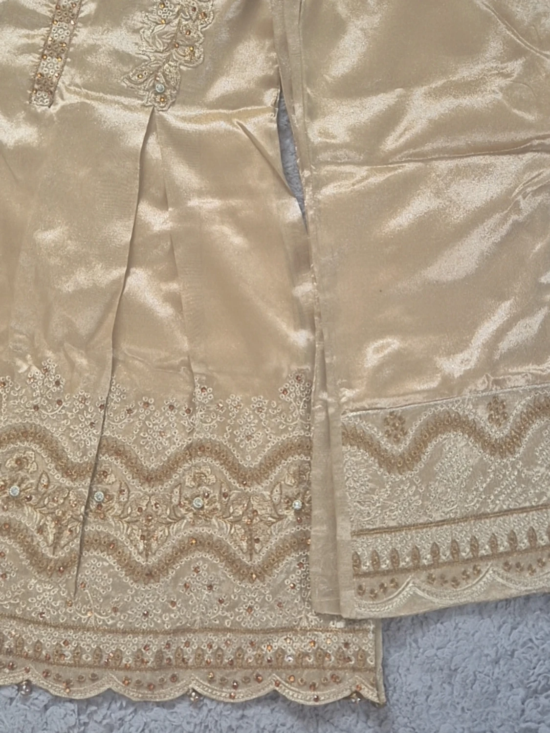 Champagnefärgad långklänning med broderi - 5