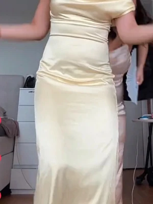 Ljusgul balklänning  - Säljer en elegant ljusgul långklänning i satin med korta ärmar och figurnära passform. Köpt på vinted men passade tyvärr inte mig🩷bra skick! Kan gå ner i pris vid snabb affär 