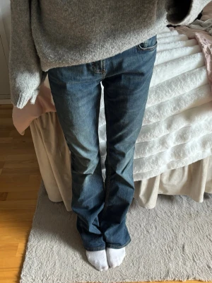 Blå bootcut jeans - Blåa bootcut jeans från Zara. Har en liten defekt längst ner på byxorna då de är LÅNGA, jag är 175 och kliver på de… men i lvrigt fint skick