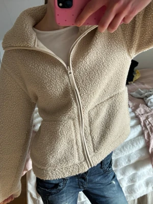 Beige teddyjacka - Mysig beige teddyjacka från H&M, nyskick och nästintill aldrig använd.