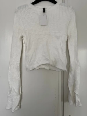 Vit ribbad långärmad topp  - Supermjukt material, storlek M skulle säga att den passar S 