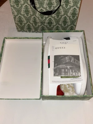 Gucci Ace - Ett par Gucci Ace skor i storlek 42, skick 10/10, allt på bilderna följer med. Skorna är endast provade! Tar emot bud. 