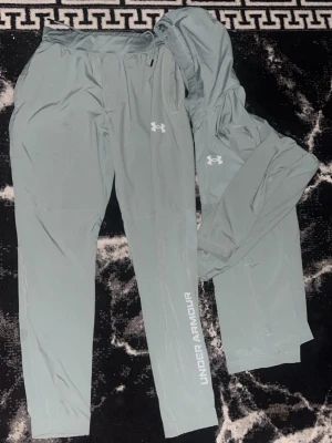 Under armour tracksuite  - Under armour tracksuite använd i en månad bara storlek S men passar både S och M 