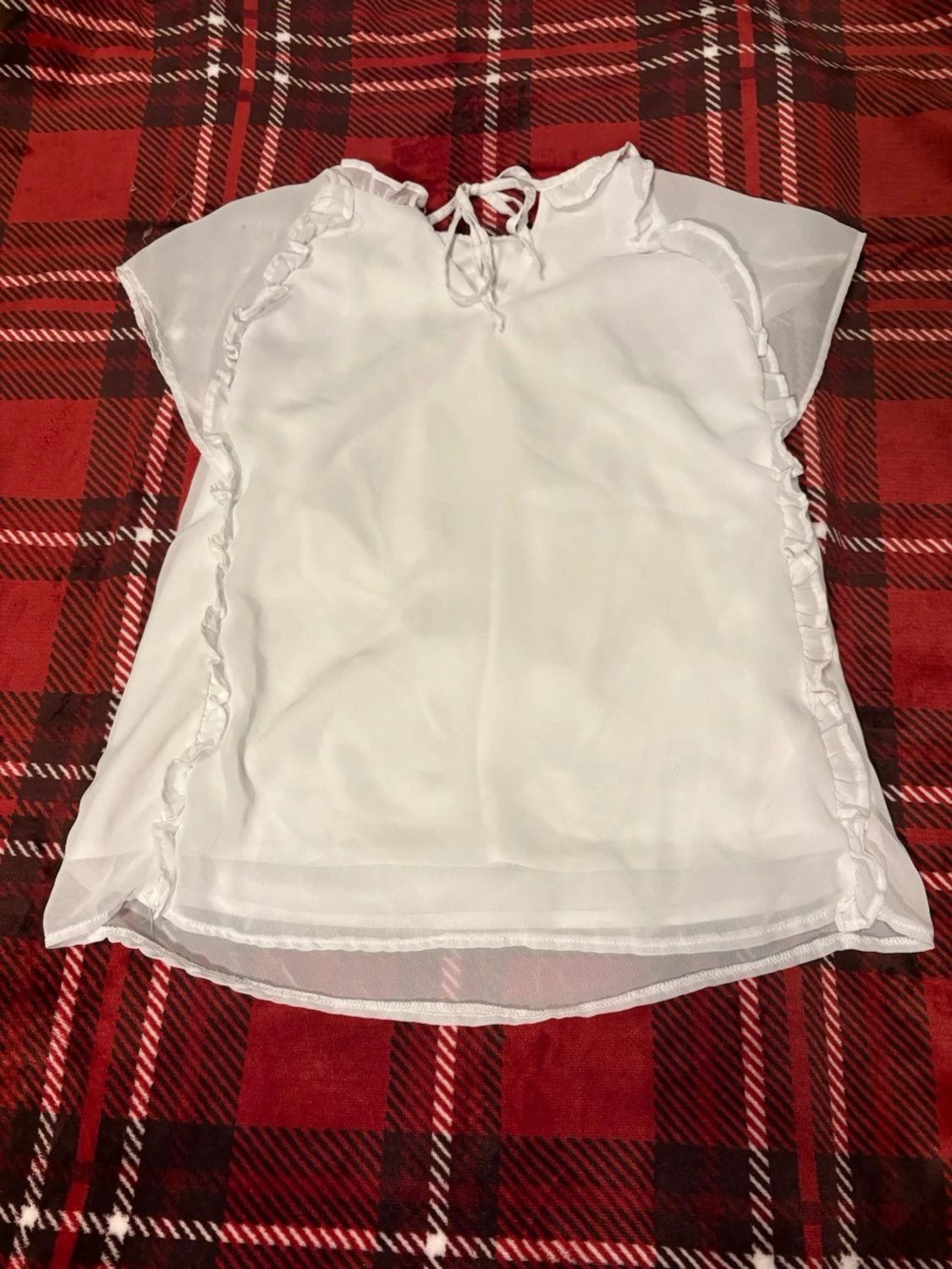 Vit transparent blus med volangdetaljer