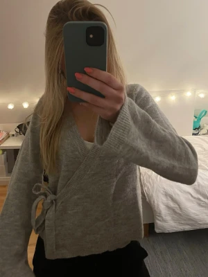 Grå omlottstickad tröja - Mysig grå stickad omlott-tröja 💞💞