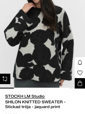 Stickad tröja med mönster - Säljer en stickad tröja från STOCKH LM Studio. Tröjan har en avslappnad passform, rund halsringning och långa ärmar.🤍använd nån enstaka gång så skulle säga att den är i nyskick🌸