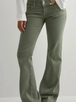 Gröna bootcut jeans - Gröna Nelly bootcut jeans i storlek M. Använd någon gång. Observera att dem har en liten fläck där det är lite vitt, syns inte mycket när man har på sig dem. (Kolla två sista bilderna för att se) Säljer då de är för små.