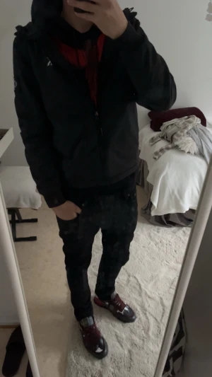 Svart pufferjacka från Calvin Klein - Priset kan diskuteras vid snabb affär!!! Snygg svart pufferjacka från Calvin Klein Jeans med huva och dragkedja framtill. Jackan har en tydlig CK-logga på ärmen och är tillverkad i ett mjukt syntetmaterial som håller värmen. Perfekt för kyligare dagar och enkel att matcha med olika outfits. 