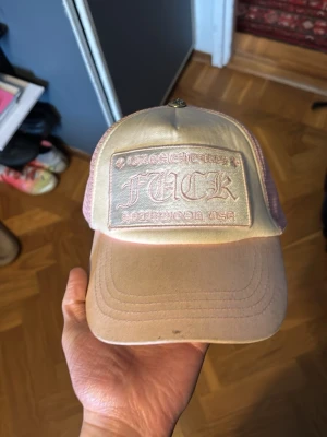 Rosa chrome hearts kep - Den är lite smutsig. Pris kan sänkas vid snabb affär