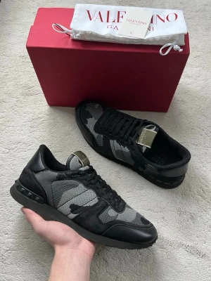 Valentino Rockrunner skor - Valentino Rockrunners i en riktigt fet och populär modell! Fint skick, inga defekter. Allt og ingår. Storlek 42,5 passar även 43. Kontakta mig för fler frågor och funderingar!