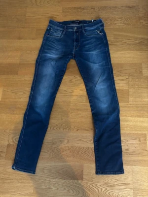 Mörkblå jeans från Replay - Tjena! Säljer ett par riktigt feta replays i strlk 31. Jeansen är 9/10 i skick och har inga defekter, förutom ”anbass” lappen inuti jeansen som tyvärr har låsnat på ena sidan, men alltså inget som syns. Tveka inte på att höra av dig om du har några frågor🤗