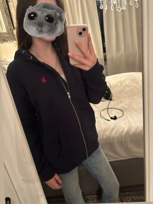 Ralph Lauren zip hoodie  -  Säljer min Ralph Lauren Zip hoodie på grund av att den är för stor för mig, aldrig använt enbart testad nytt pris runt 1700 mitt pris 1600💞