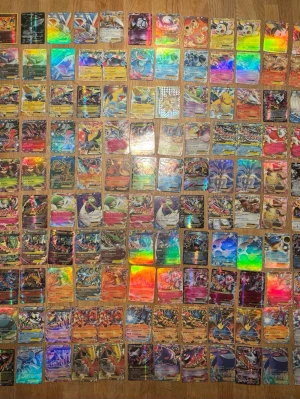 Pokémon samlarkort - En färgstark samling Pokémon-kort med flera holografiska och sällsynta kort. Perfekt för dig som älskar att samla, byta och spela Pokémon TCG! Korten är i olika skick. Ensdast intressekoll så kom med bud och vi kan komma överens om pris! 