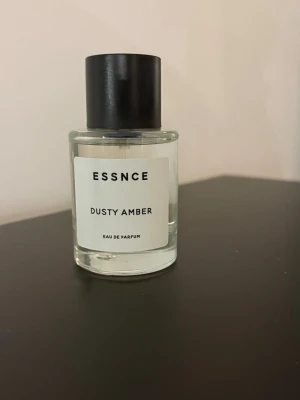 ESSNCE Dusty Amber Eau de Parfum - Minimalistisk parfymflaska från ESSNCE med doften Dusty Amber. F