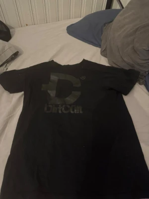 Dirt cult tshirt - Svart t-shirt från dirt cult i storlek 158-164                 Säljer pågrund av att jag växt ur den och hitta i garderoben nygligen 