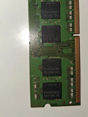 Samsung 4GB DDR3L SO-DIMM RAM - Säljer ett 4GB DDR3L SO-DIMM RAM-minne från Samsung, modell M471B5173QH0-YK0. Grön kretskort med svarta minneschip och guldkontakter. Passar till bärbara datorer och är tillverkad i Kina.