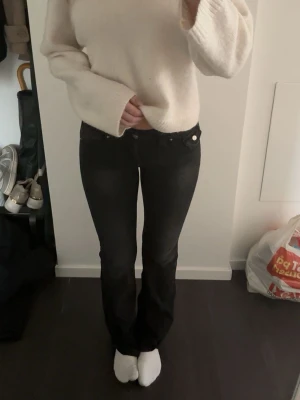 Svarta Low Waist Jeans - Svarta Low Waist Jeans. Gina Tricot Young stl 164- känns som XS. Använda ca 2 gånger.