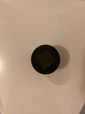 Brun Ledlight burk - Säljer en liten brun Ledlight med räfflad yta och svart plastlock. Perfekt för att förvara hudvårdsprodukter, krämer eller småsaker inom skönhet. Enkel och stilren design som passar i badrumsskåpet. Den lyser också i mörkret