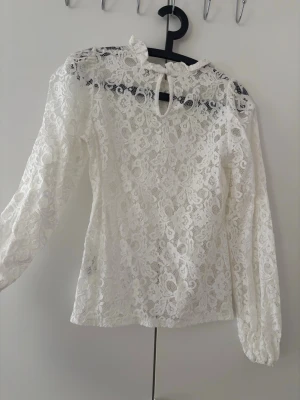 Spets tröja  - Fin vit spets tröja i storlek 34 i jättebra skick🤍