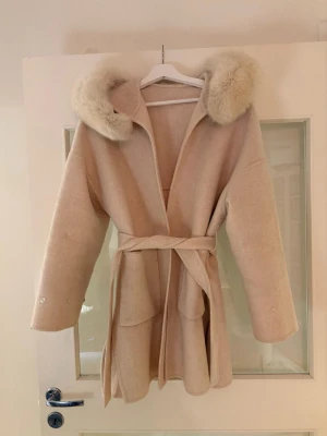 Päls kappa  - Säljer min pälskappa, storlek xs/s. Finns även päls till armarna som är avtagna på bilden. Pris kan diskuteras vid snabbt köp. Nyss kemtvättad 