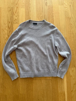 Beige stickad tröja Massimo Dutti - Snygg beige stickad tröja från Massimo Dutti i 100% bomull. Tröjan har rund halsringning, ribbade muddar vid ärmslut och nederkant samt en klassisk, rak passform. Perfekt basplagg för din garderob.