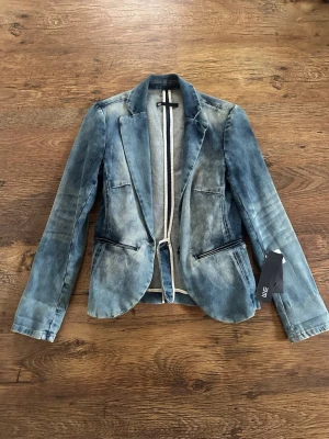 Blå jeanskavaj från WE - Snygg blå jeanskavaj från WE. Aldrig använd och i nyskick. Klassisk modell med tvättad denimlook.