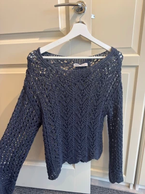 Mörkblå virkad tröja från Zara - Trendig mörkblå stickad tröja från Zara med virkat mönster och bred halsringning. Långärmad modell i luftig bomullsblandning, perfekt för lager på lager och en avslappnad men snygg look.