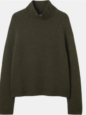 Mörkgrön stickad tröja med polokrage - Mysig mörkgrön stickad tröja med hög polokrage och långa ärmar. Tröjan har en rak passform och ribbstickade muddar vid ärmslut och nederkant. Perfekt för lager på lager och enkel att matcha med jeans eller kjol. Ifrån Wera, nypris 800💕