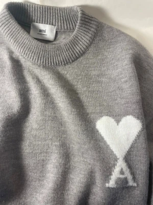 Ami Paris  - Ami Paris tröja jätte bra skick kostar endast 2199kr.äkta. Fins tags fins påse skickas inom en vecka. Passar s och m