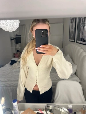 Krämvit kofta med knappar Gina Tricot - Säljer denna beige/kräm vita koftan från Gina Tricot eftersom den aldrig kommer till användning. Jätte bra och fint skick.😊😊