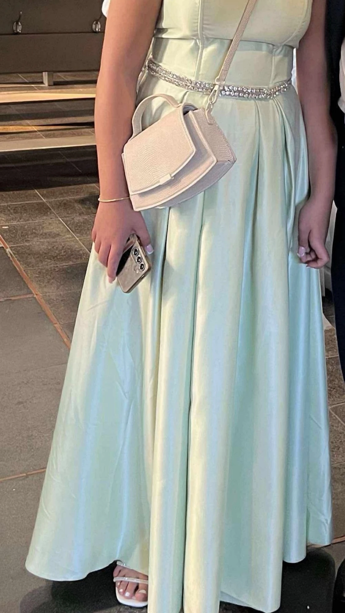 Ljusgrön långklänning med pärldetalj - 1