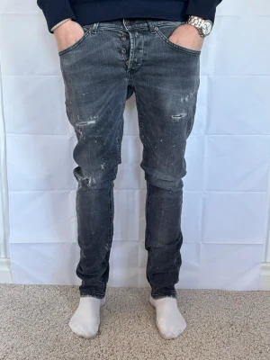 Dondup jeans, w30 - Märke: Dondup  Storlek: w30 Skick: mycket bra   Snygga jeans från Dondup  Bra skick och redo att användas. Skickas snabbt 📦 