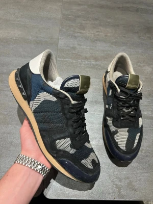 Valentino rockrunners  - Säljer nu dessa sjukt feta valentino rockrunners (vinterns fetaste sko)! Det är en sjukt fet colourway som dessutom är extremt sällsynt och eftertraktad. Size 43-44(innersula 29cm) skick 8/10 finns en defekt (se bild) garanterad äktehet (525+nöjda kunder ✅) nypris ca 7000kr. Dustbag ingår! Hör av dig vid minsta fundering! Fraktar samma dag! Mvh 🤝🤩