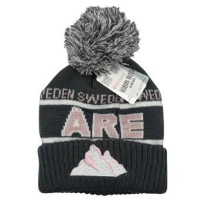 ORIGINAL ÅRE MÖSSA - Åre Mössan är en varm och skön mössa med clean design och perfekt passform ❄️🍾. Tillverkad för nordiskt väder och gör varje vinterdag både bekväm och stilfull, oavsett om du är i skidbacken eller på stan.😍✨