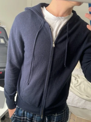 Soft goat Kashmir tröja - En väldigt snygg Kashmir tröja från soft goat i storlek S. Tröjan är väll använd och är lite nopprig. Säljer den nu för att den är för liten. Skriv för fler bilder eller info!