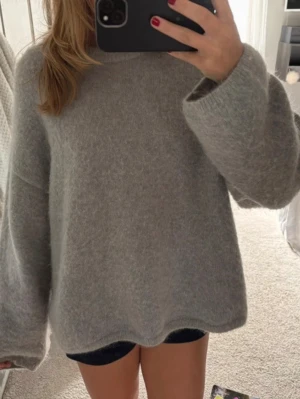 H&M mohair tröja  - Väldigt snygg H&M mohair tröja i grå. Sitte mer som en XS/S!❣️