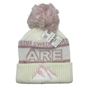 ORIGINAL ÅRE MÖSSA - Åre Mössan är en varm och skön mössa med clean design och perfekt passform ❄️🍾. Tillverkad för nordiskt väder och gör varje vinterdag både bekväm och stilfull, oavsett om du är i skidbacken eller på stan.😍✨