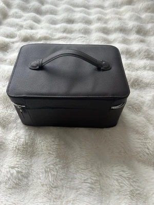 Caia necessär - Caia necessär från årets julkalender. Aldrig använt utöver att öppna luckorna. 