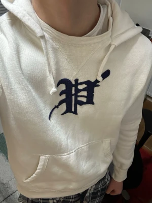 Ralphlauren hoodie - Mycket fin och unik ralphlauren hoodie. Den är i väldigt bra skick och har fortfarande mycket kvar och ge.                                                                   Skick 9/10, Storlek M men sitter definitivt som S.