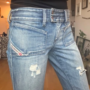 Diesel jeans - Lågmidjade jeans från Diesel, D-hush modell. . Snyggt slitna. Bild 3 visar midjemått, bild 4 innerbenlängd. Nypris 2000kr
