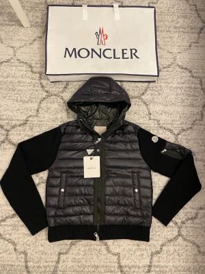 Moncler cardigan  - Hej! Jag säljer en snygg Moncler cardigan 🖤 Perfekt för vardag och finare outfits  Väldigt fin jacka i bra skick utan större problem 😍  Liten detalj: armarna är lite långa men det påverkar inte helheten alls 💯  📏 Storlek: M 📍 Finns i Helsingborg  Skriv gärna vid intresse Hör gärna av dig innan du köper 💯 
