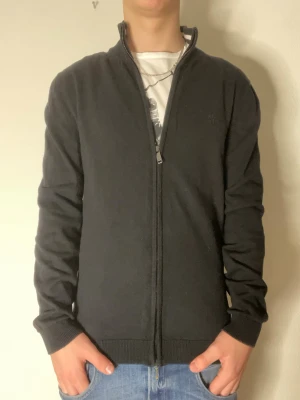 Snygg svart zip tröja - Snygg svart ziptröja i storlek Medium. Modellen på bilden är 178cm och väger cirka 70kg. Hör gärna av er vid frågor eller funderingar // Mvh Partille closet
