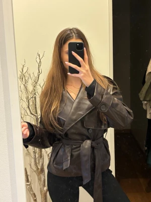 kinnjacka med bälte - Skinn jacka med skärp från bikbok. Beställdes hem men satt inte som förväntat och säljs av den anledningen. Jackan är helt orörd med prislappen kvar