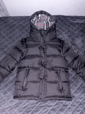 Burberry jacka - Riktigt fin burberry jacka. Fick den nyligen och säljer då den inte passade mig som förväntat. Dm för mer information 